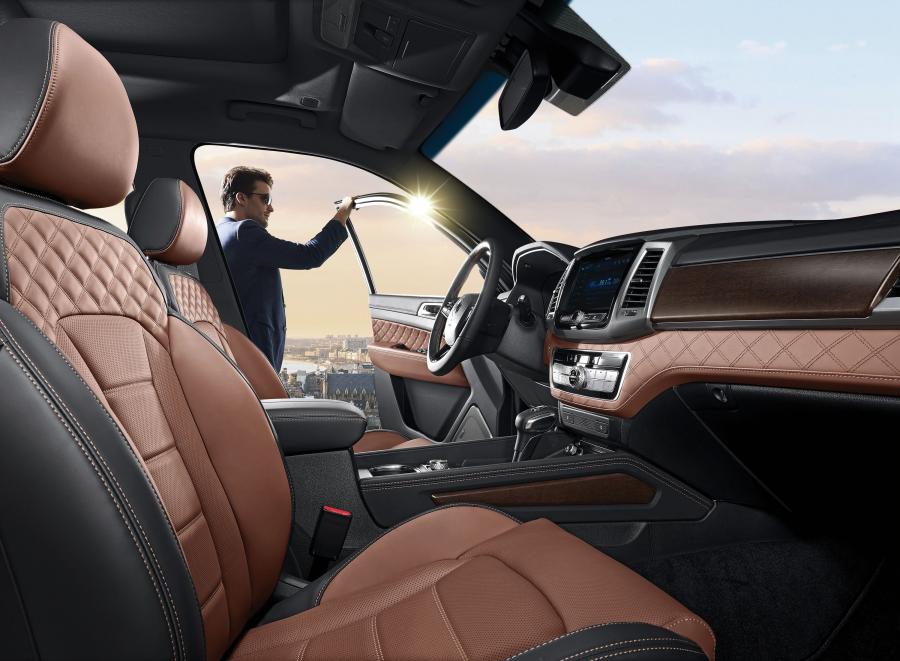 Интерьер SsangYong Rexton G4 (Y400) 2018 года  (KR) (фото 9 из 26)